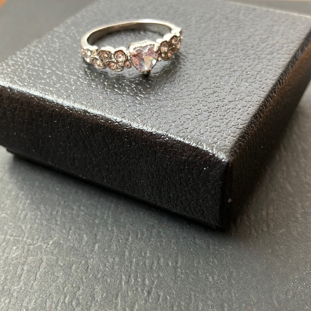 Women’s Heart Shaped Ring Size 8. - Picture 5 of 8